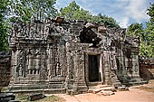 Ta Som temple - gopura of the second enclosure